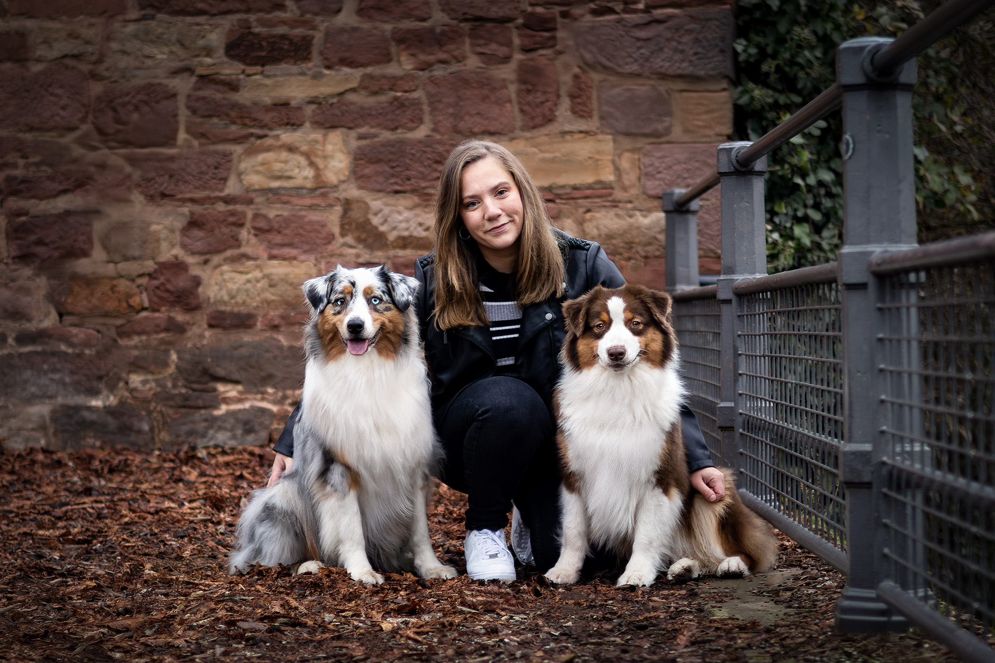 Mélanie et ses deux chienne en ville à strasbourg