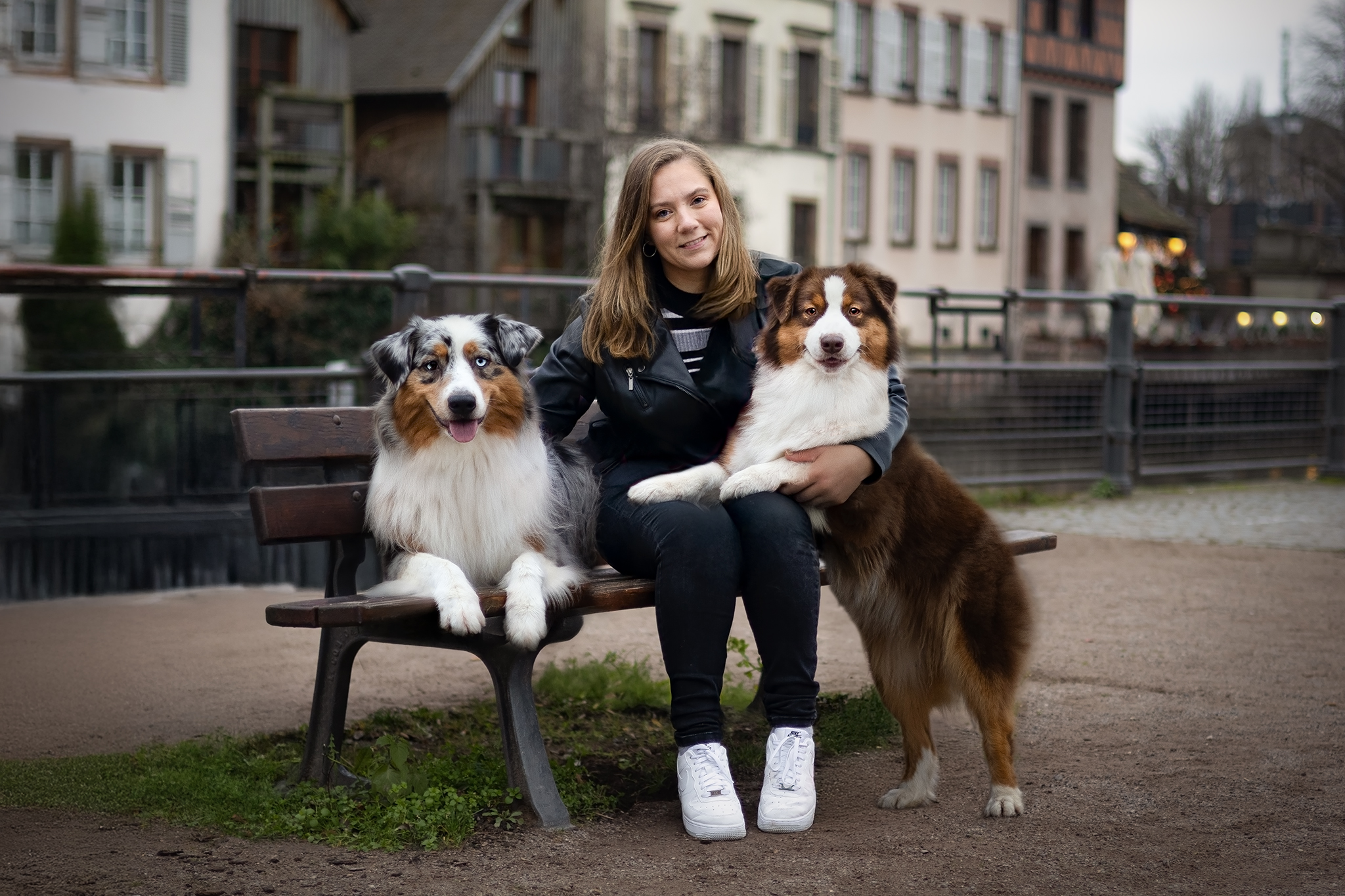 Mélanie et ses deux berger australien assis sur un banc au centre ville de strasbourg
